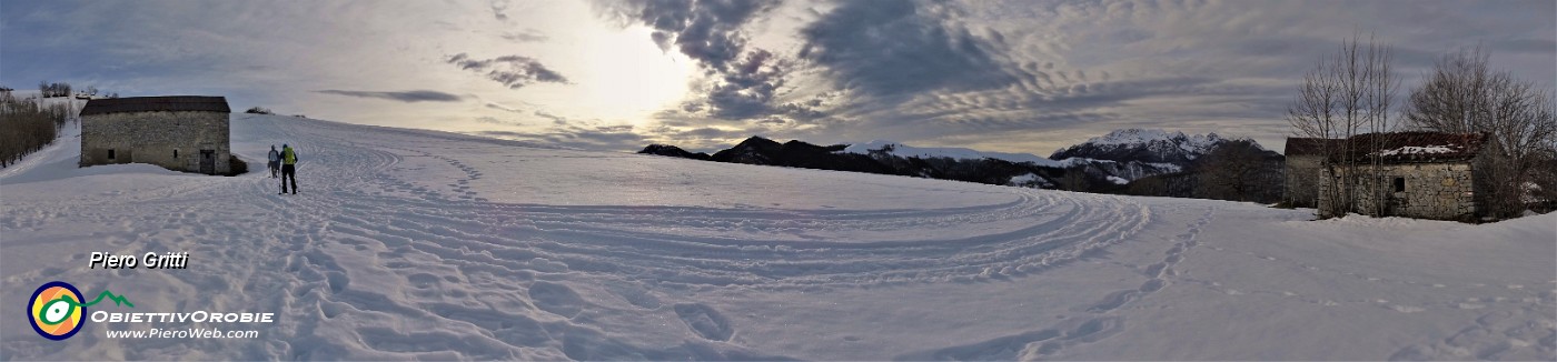 21 Evvia seguendo tracce in direttissima sui pratoni innevati di Prato Giugno.jpg